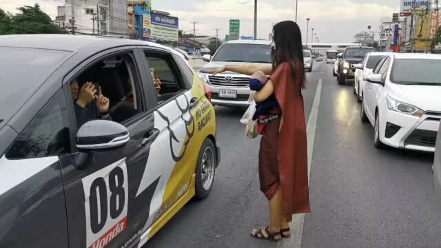 ฮือฮา! แม่นาคอุ้มลูกขายหมูปิ้ง สี่แยกเมืองกรุงเก่า