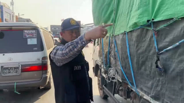 นายอำเภอสุดทน! ลงพื้นที่แก้ปัญหาจราจรตลาดริมเมยเอง