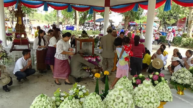 สืบสานประเพณีสรงน้ำพระบรมสารีริกธาตุวัดเสนาสน์