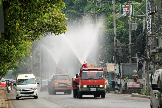 ชลประทานสูบน้ำปิง 3 ล้านลิตร ฉีดพ่นสร้างความชุ่มชื้น