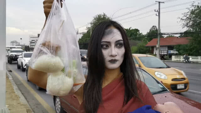 ฮือฮา! แม่นาคอุ้มลูกขายหมูปิ้ง สี่แยกเมืองกรุงเก่า