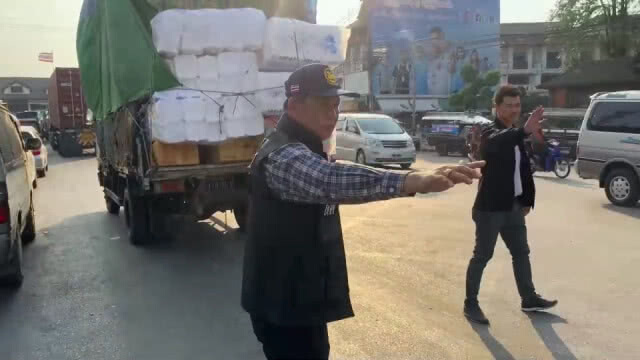 นายอำเภอสุดทน! ลงพื้นที่แก้ปัญหาจราจรตลาดริมเมยเอง