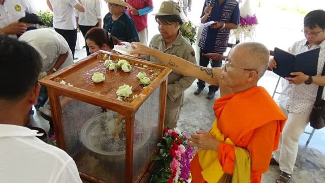 สืบสานประเพณีสรงน้ำพระบรมสารีริกธาตุวัดเสนาสน์