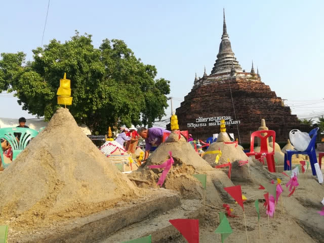 "ก่อเจดีย์ทราย" งานสงกรานต์วิถีไทย วัดราชบูรณะ