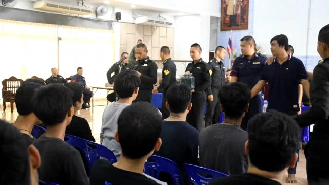 "ซีดี เดอะสตาร์" ยิ้ม จับใบแดง "ทบ.2"