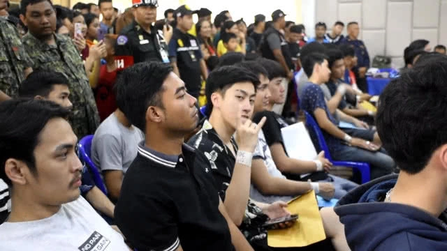 "ซีดี เดอะสตาร์" ยิ้ม จับใบแดง "ทบ.2"