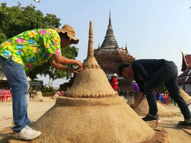 "ก่อเจดีย์ทราย" งานสงกรานต์วิถีไทย วัดราชบูรณะ