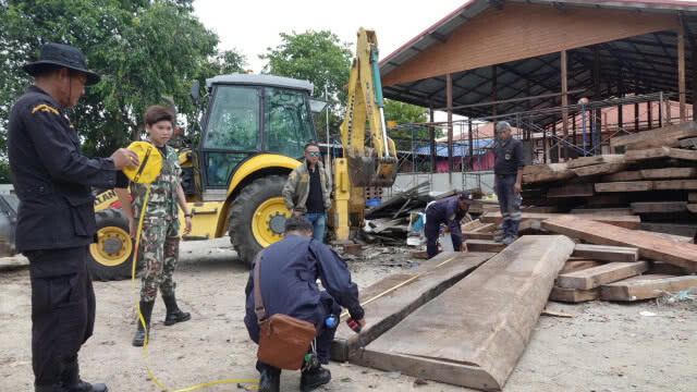 "พยัคฆ์ไพร" ตรวจสอบไม้แปรรูปหวงห้ามที่ "วัดบางพูน"