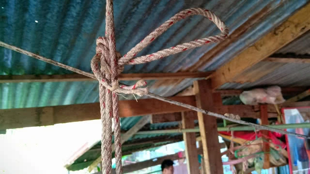 หนุ่มฆ่าตัวพิสดาร แทงตัว-ปาดคอ-เชือกแขวนคอ