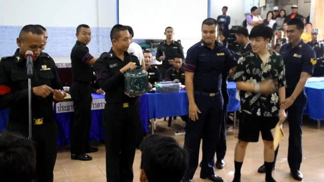 "ซีดี เดอะสตาร์" ยิ้ม จับใบแดง "ทบ.2"