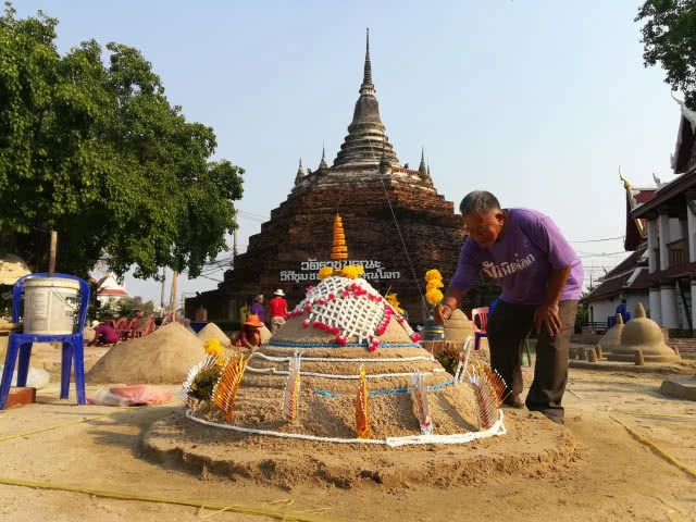 "ก่อเจดีย์ทราย" งานสงกรานต์วิถีไทย วัดราชบูรณะ