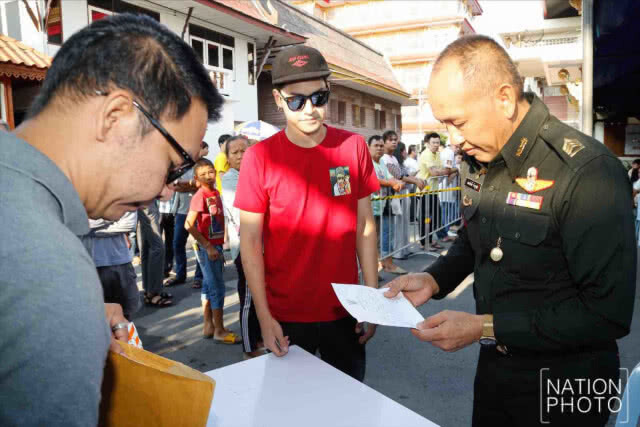 "เก้า จิรายุ" เข้าผ่อนผันทหารครั้งที่ 4 ชี้ปีหน้าอาจสมัครเข้ารับใช้ชาติ