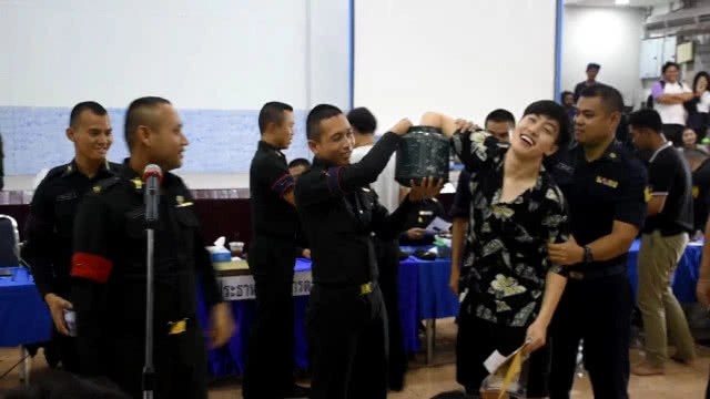 "ซีดี เดอะสตาร์" ยิ้ม จับใบแดง "ทบ.2"