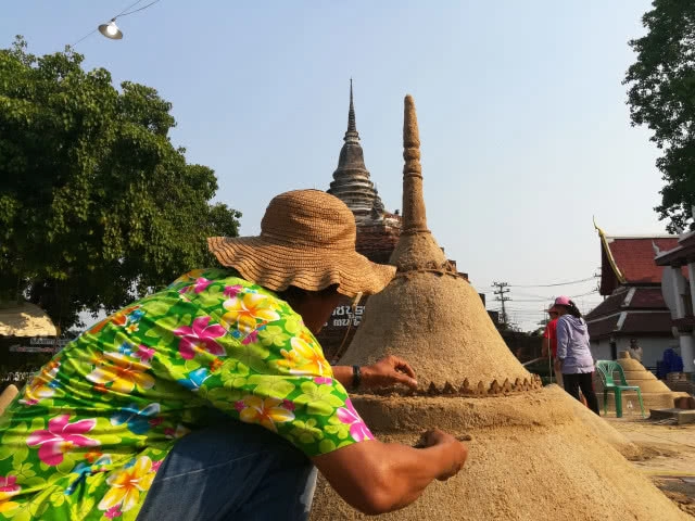 "ก่อเจดีย์ทราย" งานสงกรานต์วิถีไทย วัดราชบูรณะ