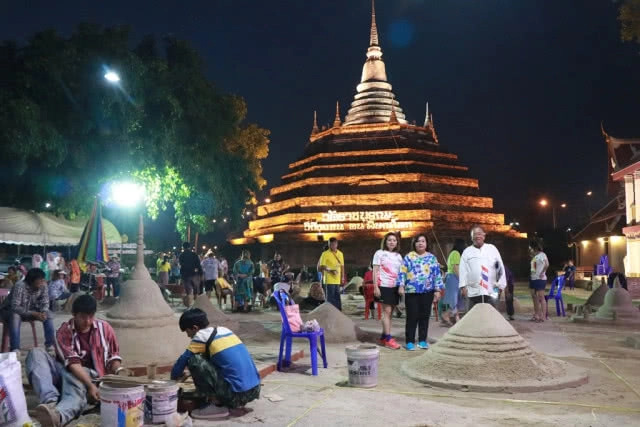 "ก่อเจดีย์ทราย" งานสงกรานต์วิถีไทย วัดราชบูรณะ