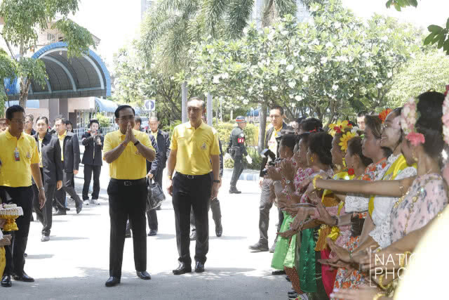 "บิ๊กตู่" รดน้ำขอพรผู้สูงอายุ บ้านบางแค พร้อมโชว์ลูกคอร้อง 2 เพลงรวด
