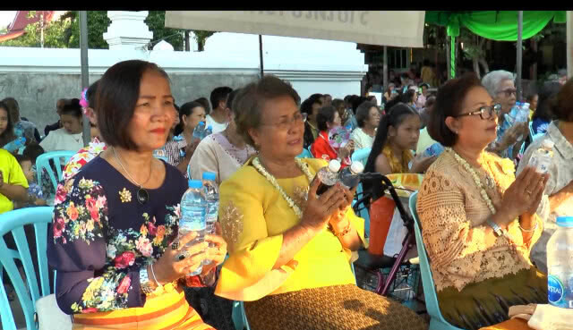 ชาวบ้านร่วมตักบาตรน้ำ ให้พระสงฆ์มีน้ำใช้ช่วงฤดูแล้ง
