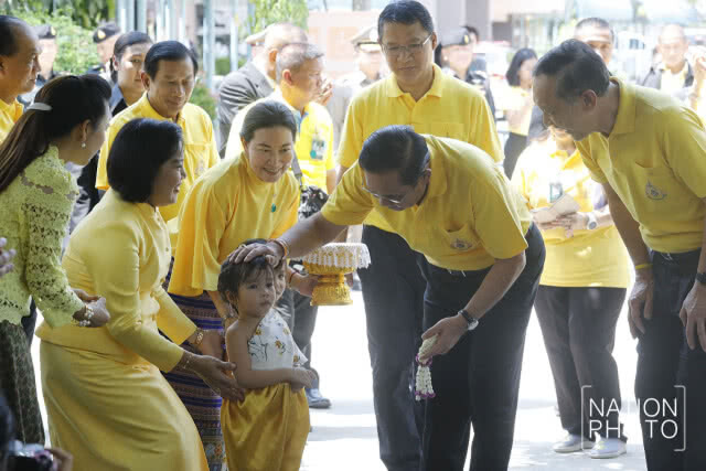 "บิ๊กตู่" รดน้ำขอพรผู้สูงอายุ บ้านบางแค พร้อมโชว์ลูกคอร้อง 2 เพลงรวด