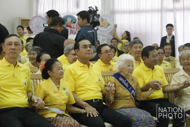"บิ๊กตู่" รดน้ำขอพรผู้สูงอายุ บ้านบางแค พร้อมโชว์ลูกคอร้อง 2 เพลงรวด