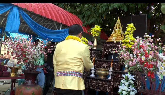 ชาวบ้านร่วมตักบาตรน้ำ ให้พระสงฆ์มีน้ำใช้ช่วงฤดูแล้ง