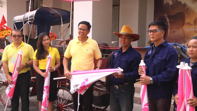 มอบอุปกรณ์ร่มสนามให้ผู้ประกอบการรถม้า