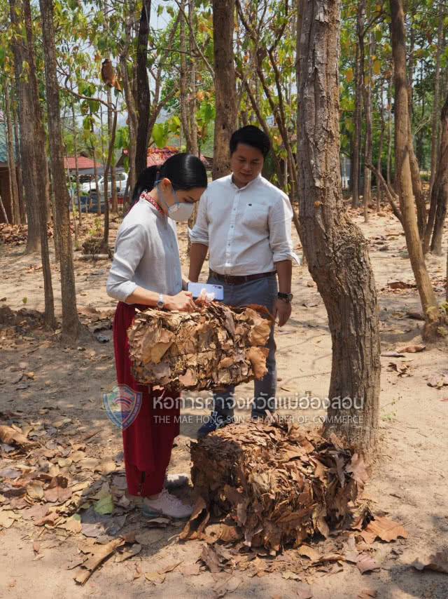 หอการค้าแม่ฮ่องสอน มอบเครื่องอัดใบไม้