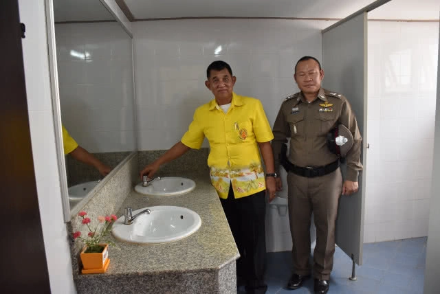 แล้งหนัก ตร.สภ.นาอิน ขนน้ำขึ้นโรงพักบริการปชช.