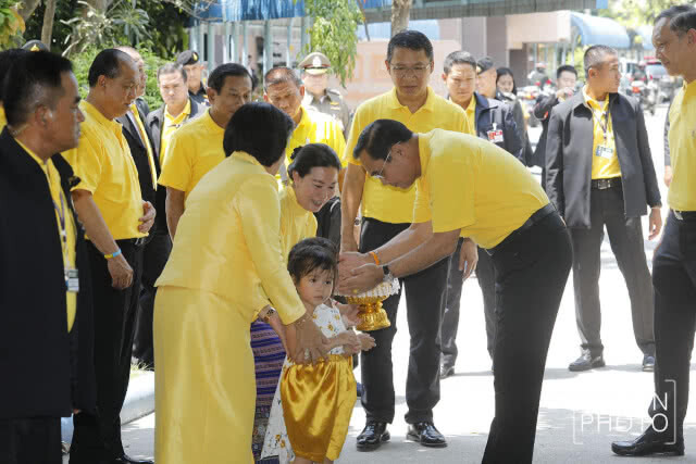 "บิ๊กตู่" รดน้ำขอพรผู้สูงอายุ บ้านบางแค พร้อมโชว์ลูกคอร้อง 2 เพลงรวด