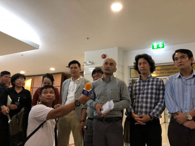 'กลุ่มนักวิชาการ' จี้ กกต. ยุติฟ้องคดีถอดถอน กกต.