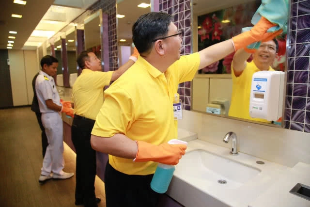 สุวรรณภูมิจัดกิจกรรม "ล้างส้วมพร้อมกัน รับวันสงกรานต์" ประจำปี 2562