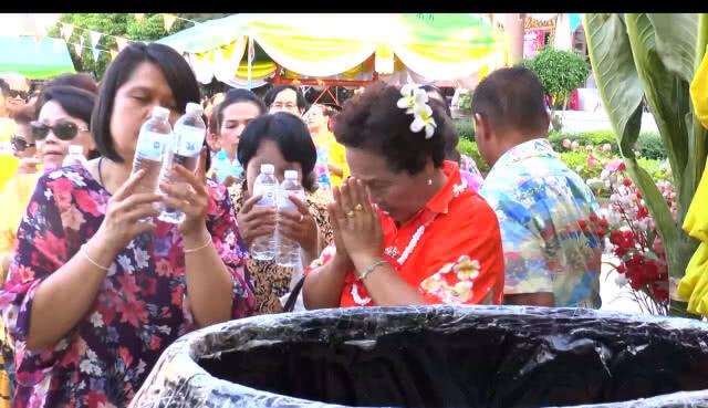 ชาวบ้านร่วมตักบาตรน้ำ ให้พระสงฆ์มีน้ำใช้ช่วงฤดูแล้ง