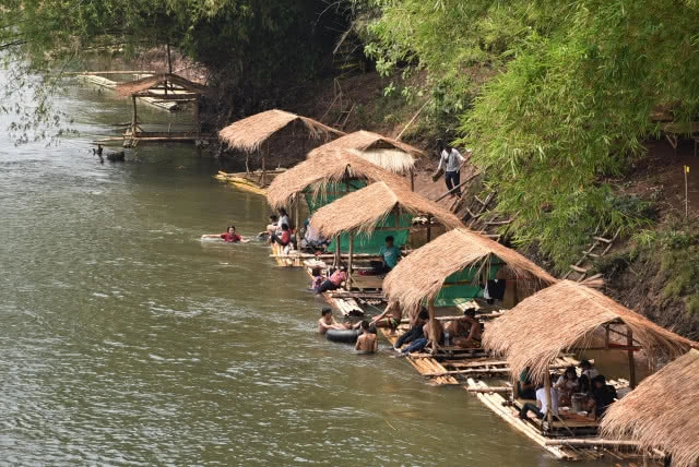 ร้อนทะลุ40องศา แห่เล่นน้ำหาดผาเต่า คลายร้อน