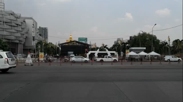ปิดถนนตั้งเวทีถนนข้าวเหนียวรับคลื่นมนุษย์สุดมิตรภาพ