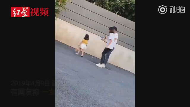ชาวเน็ตด่ายับ นางแบบเด็กถูกแม่เตะเพราะโพสท่าไม่ถูกใจ