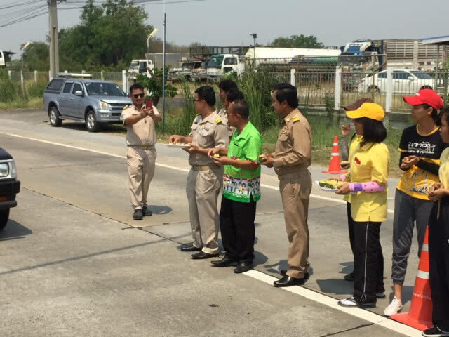 "ศรีประจันต์" เปิดจุดตรวจสงกรานต์ แจก"มะม่วง-มะยม-สมหวัง"