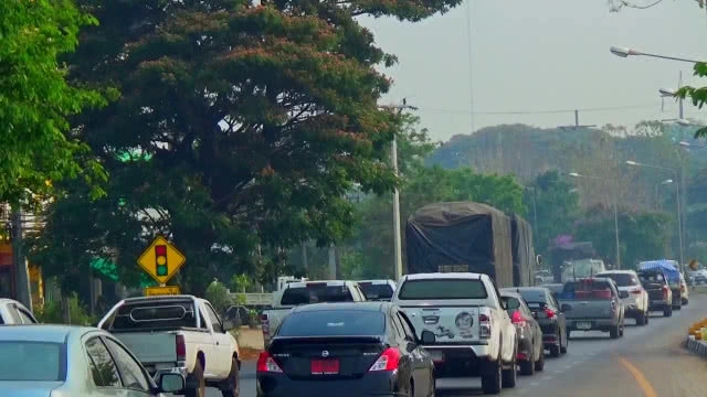 รถแห่ขึ้นเหนือเที่ยวสงกรานต์ พะเยาจราจรแน่น