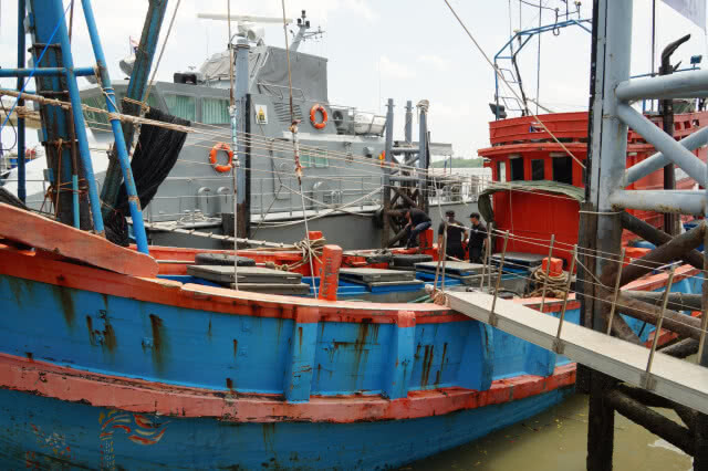เรือประมงลักลอบนำเข้าน้ำมันดีเซล มูลค่า 5.5 ล้านบาท