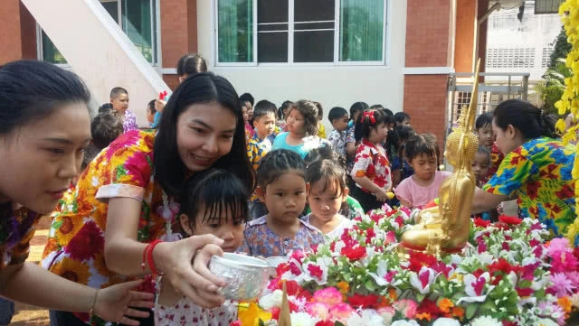 สีสันสงกรานต์ หนูน้อย สรงน้ำพระ รดน้ำคุณครู