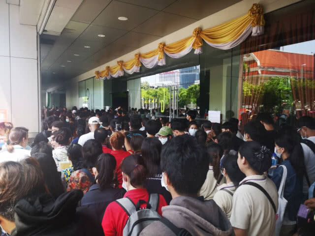พนง.-ผู้ค้า ห้างเซ็นทรัลเวิลด์ แห่เข้าสำรวจทรัพย์สิน