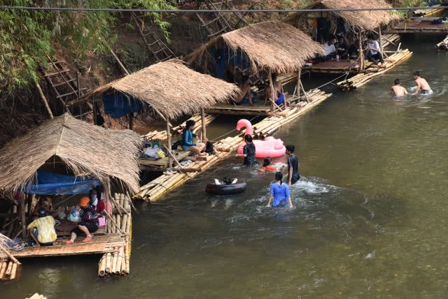 ร้อนทะลุ40องศา แห่เล่นน้ำหาดผาเต่า คลายร้อน