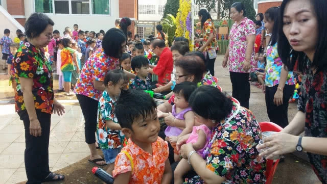 สีสันสงกรานต์ หนูน้อย สรงน้ำพระ รดน้ำคุณครู