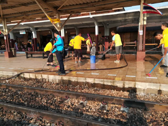 เดินทางด้วยรถไฟพิษณุโลกหนาแน่น