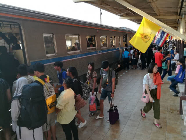 เดินทางด้วยรถไฟพิษณุโลกหนาแน่น
