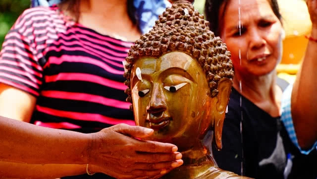 ทำพิธีขอขมาสายน้ำ พร้อมสรงน้ำพระสงกรานต์