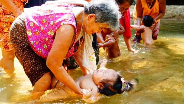 ทำพิธีขอขมาสายน้ำ พร้อมสรงน้ำพระสงกรานต์