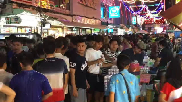 สงกรานต์หาดใหญ่เริ่มต้น นักท่องเที่ยวมาเลย์แห่เล่นน้ำ