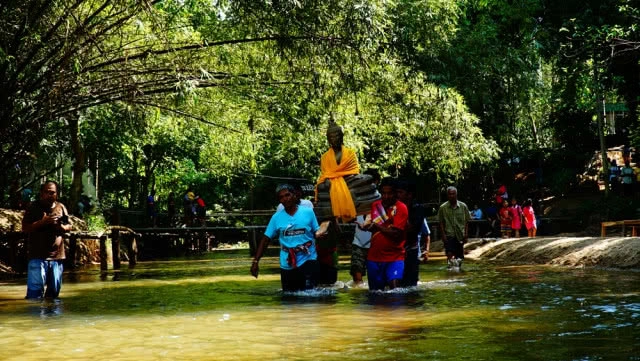ทำพิธีขอขมาสายน้ำ พร้อมสรงน้ำพระสงกรานต์
