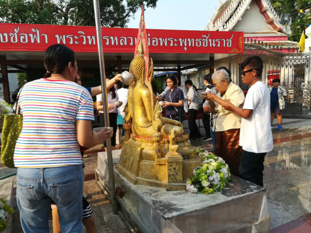 แห่กราบไว้ขอพรสรงน้ำพระพุทธชินราช