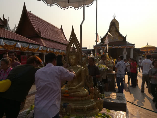 แห่กราบไว้ขอพรสรงน้ำพระพุทธชินราช