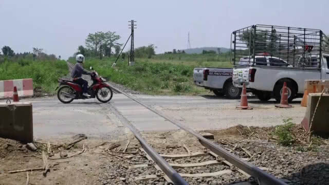 เร่งสอบเจ้าหน้าที่ประจำไม้กั้น หาสาเหตุรถไฟชนรถตู้